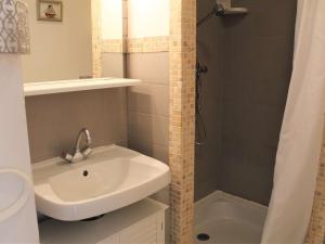 Koupelna v ubytování Studio cosy pour 2 à Vars Les Claux, proche des pistes et commerces - FR-1-330B-116