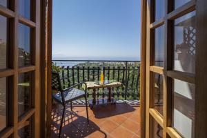 a balcony with a table and a view of the ocean at Il Rifugio del Poeta in Ravello