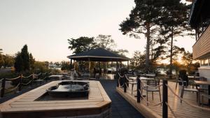eine Terrasse mit einem Brunnen, Tischen und Stühlen in der Unterkunft Finlandia Hotel Aquarius in Uusikaupunki