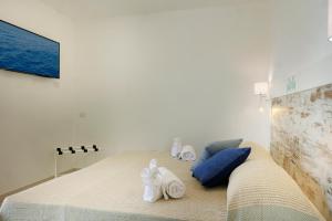 Ein Bett oder Betten in einem Zimmer der Unterkunft Mercury Beach Hotel