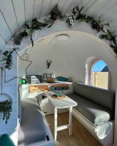 un soggiorno con divano e tavolo di Finest Retreats - Proper Job Cabin a East Looe