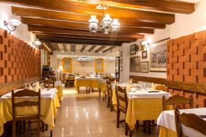 En restaurant eller et spisested på Albergo Ristorante Leon d'Oro
