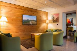 a living room with two chairs and a table at Albergo Ristorante Leon d'Oro in Este