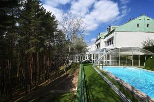 Bazén v ubytování Panorama Hotel Noszvaj nebo v jeho okolí