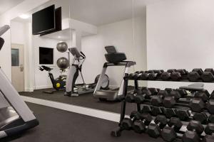 Fitness centrum a/nebo fitness zařízení v ubytování Super 8 by Wyndham Calgary Shawnessy Area