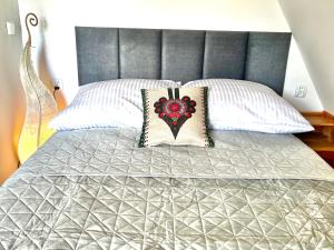 Łóżko lub łóżka w pokoju w obiekcie Tatrydom Apartament Loft z kominkiem