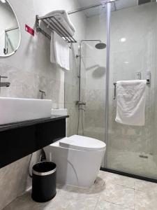 Phòng tắm tại Khách Sạn Hưng Nguyên Valley ĐàLạt