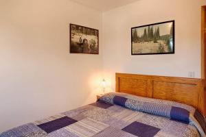 - une chambre avec un lit et deux photos sur le mur dans l'établissement Hideaway Cabin - Eden Valley, à Oroville