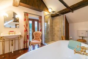 Gallery image of Beautiful luxury Cottage on lake side England in Biddulph