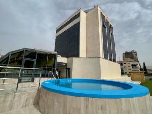 un edificio con piscina frente a un edificio en Hotel Tent Granada, en Granada