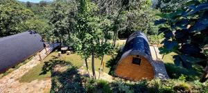 una vista aérea de una casa con un tubo grande en Green Paradise Glamping, en Covas