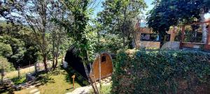 une maison avec une clôture en bois dans une cour dans l'établissement Green Paradise Glamping, à Covas