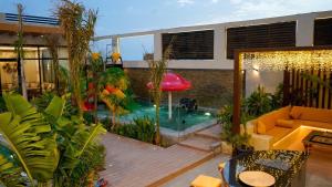 eine Terrasse mit Pool in der Mitte eines Hauses in der Unterkunft Villa Bali Jeddah in Dschidda