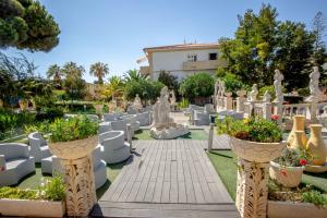 een begraafplaats met witte stoelen en planten erin bij Praia da Oura Apartamento privado in Albufeira