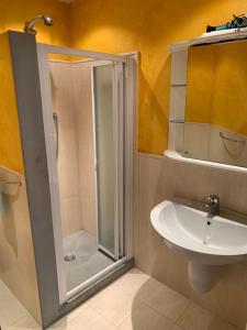 uma casa de banho com um chuveiro e um lavatório. em Appartamento in centro storico a Lucca em Lucca