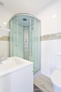 La salle de bains est pourvue d'une douche et d'un lavabo. dans l'établissement Casa de Cristelos, à Lousada