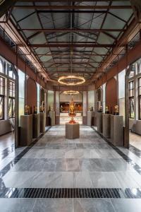 une grande chambre avec un musée doté d'une statue dans l'établissement Thai Fight Hotel, à Lamai