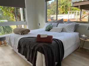 Säng eller sängar i ett rum på Charming coastal retreat