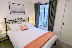 una camera con un letto bianco e una finestra di Relaxing Home Close to Nature a Bunbury