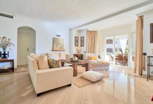 ein Wohnzimmer mit einem Sofa und einem Tisch in der Unterkunft Marbella SunCity in Marbella