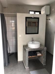 a bathroom with a sink and a mirror at Casa Palmeira in Lazareto