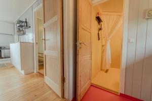 een hal met een open deur en een kamer bij Cozy 2-bedroom house with a fantastic view in Leynar