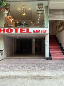 a hotel main entrance with a hotel main sign on it at Khách Sạn Nam Sơn in Ðông Khê