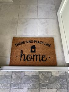 a rug on the floor with the words there is no place like a home at Apartmani Home in Zaječar