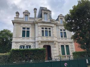 una grande casa con una recinzione di fronte di Appartement vue bassin 2 chambres ad Arcachon