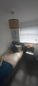 1 dormitorio con 2 camas y ventana en 6-min Walk to New Cross Parking Long Stay Discounts en Fallings Park