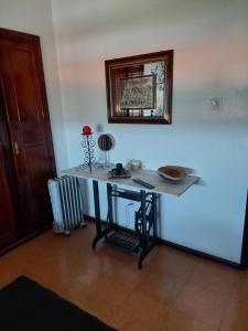 a table in the corner of a room at Quartos da Vóvó in Avis