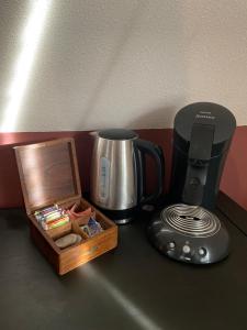 Příslušenství pro přípravu čaje a kávy v ubytování Bed & Koffie, Op de Spinbaan + 3 fotografie