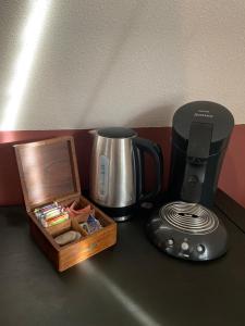 een aanrecht met een koffiezetapparaat en een koffiezetapparaat bij Bed & Koffie, Op de Spinbaan in Den Burg