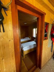 um pequeno quarto com duas camas num camarote em Pensiunea Pagaya em Gorgova
