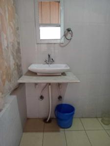 Um banheiro em SPOT ON Hotel Rudra