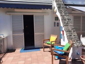 eine Terrasse mit 2 Stühlen und einer Tür in der Unterkunft Casa Antonietta in Ischia