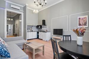A television and/or entertainment centre at Venus Apartments - Akacfa I Még 12 kép