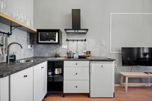 A kitchen or kitchenette at Venus Apartments - Akacfa I