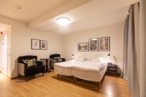 Säng eller sängar i ett rum på Hotell Mörby - Danderyd Hospital
