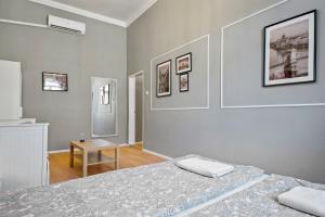 A bed or beds in a room at Venus Apartments - Akacfa I