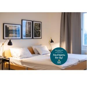 1 dormitorio con 2 camas y cuadros en la pared en Hotell Mörby - Danderyd Hospital, en Danderyd