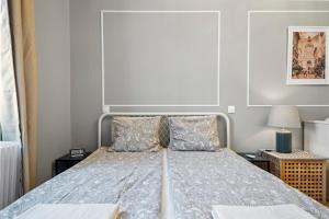 A bed or beds in a room at Venus Apartments - Akacfa I