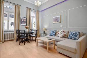 A seating area at Venus Apartments - Akacfa I