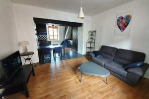 Una sala de estar con un sofá y un televisor. en House With Terrace Near The Lake Gérardmer, en Gérardmer 11 fotos más