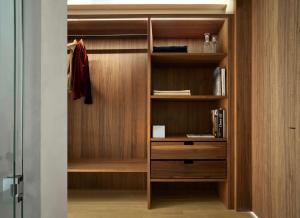 レッヒにあるHotel Schwarzwandの木製の棚と本棚付きのクローゼット
