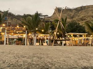een resort op het strand met een speeltuin bij Costa Nueva in Zorritos