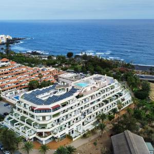 - une vue aérienne sur un grand bâtiment à côté de l'océan dans l'établissement Perfect Apartment, à Puerto de la Cruz