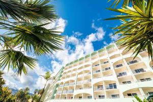 un hotel con palmeras delante en Pestana Ocean Bay Resort en Funchal