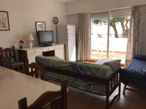 a living room with a couch and a tv at BONITO APARTAMENTO UN DORMITORIO 1ª LINEA DE PLAYA in Isla Canela +3 photos