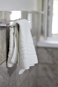 un grupo de toallas blancas colgando de un toallero en Casa Sommer, en Petreşti